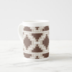 Ikat Aztec Muster - Schokoladenbraun und Taupe Prozellantasse
