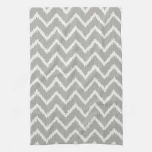 Ikat-Chevrons - silbergrau und weiß Geschirrtuch