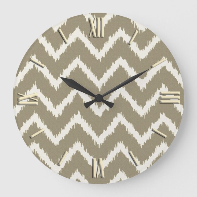 Ikat Chevrons - Taupe tan und Beige Große Wanduhr (Vorderseite)