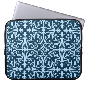 Ikat-Damasmuster - Dunkle Indizierung und hellblau Laptopschutzhülle