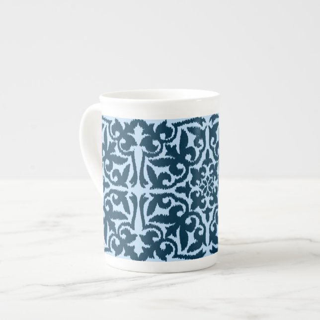 Ikat-Damasmuster - Dunkle Indizierung und hellblau Prozellantasse (Vorderseite Links)