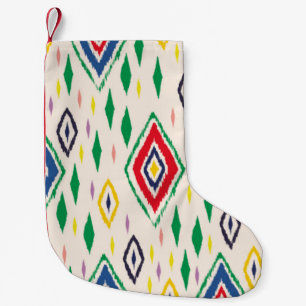 Ikat geometrische Folklore-Ornament mit Diamanten. Kleiner Weihnachtsstrumpf