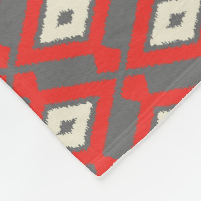Ikat Pattern - Rot, Grau und Beige Fleecedecke (Ecke)