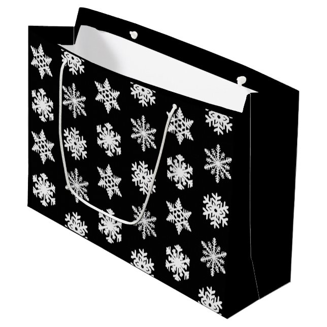 Ikat-Schneeflocken - Schwarzweiß Große Geschenktüte (Vorderseite Schrägansicht)