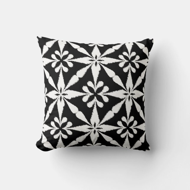 Ikat Star Pattern - Schwarz und Weiß Kissen (Vorderseite)