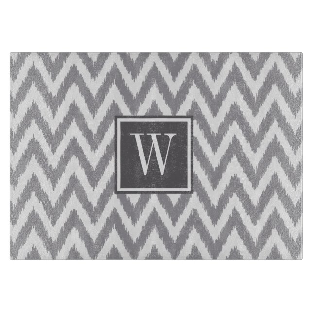 Ikat Zickzack Grau Monogramm Glasschneidplatte Schneidebrett (Vorderseite)