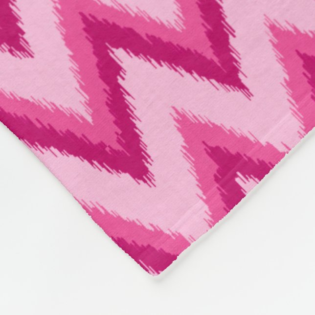 Ikat Zickzack Stripes - Fuchsia und Pink Fleecedecke (Ecke)