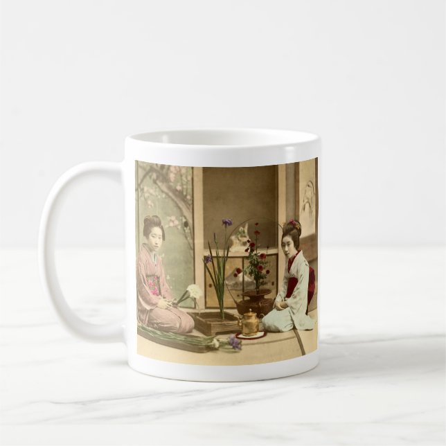 Ikebana - schöne Kimono-Mädchen, die Blumen Kaffeetasse (Links)