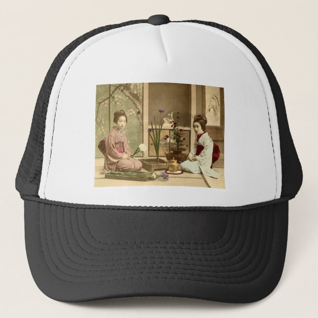 Ikebana - schöne Kimono-Mädchen, die Blumen Truckerkappe (Vorderseite)
