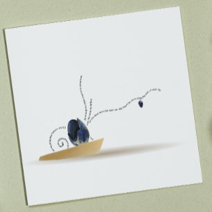 Ikebana Spiralblau-Iris-Bud-Muschelgedicht an der Serviette