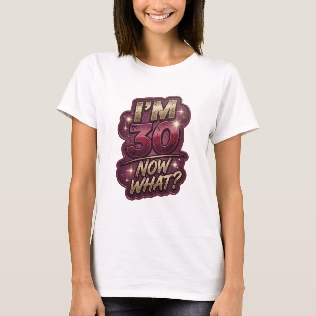 Ikonisches Gold I'M 30 NOW WHAT Textdesign T-Shirt (Vorderseite)
