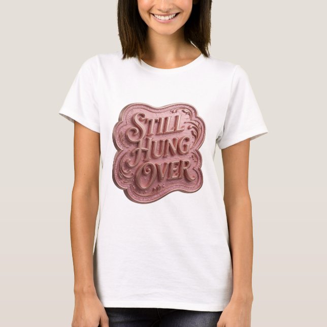 Ikonisches Gold STILL HUNG OVER 3D-Text Kunst T-Shirt (Vorderseite)