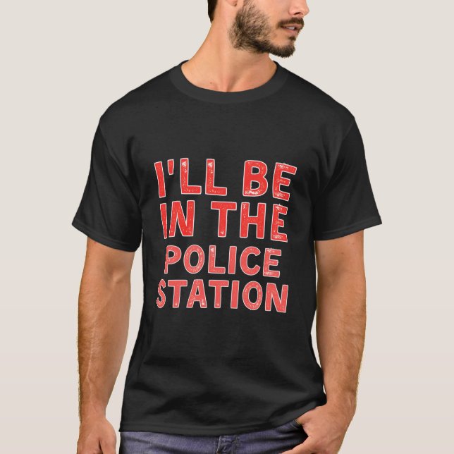 I'Ll Be In The Police Station Crime Solving Distre T-Shirt (Vorderseite)