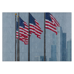 Illinois, Chicago. Navy Pier, US-Flaggen wehend Schneidebrett