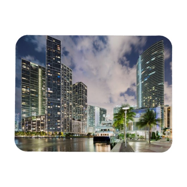 Illuminierte Türme am Wasser des Miami River Magnet (Horizontal)