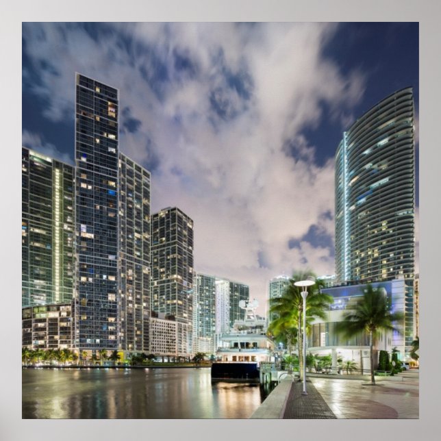 Illuminierte Türme am Wasser des Miami River Poster (Vorne)