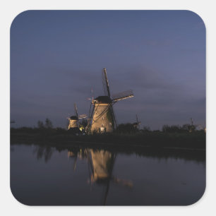 Illuminierte Windmühle auf Blue-Hour-Aufkleber Quadratischer Aufkleber