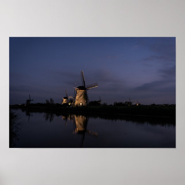Illuminierte Windmühle auf Blue Hour Poster (Vorne)