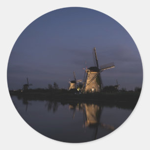 Illuminierte Windmühle auf Blue Hour Rundaufkleber Runder Aufkleber