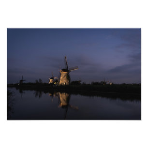 Illuminierte Windmühle im Blue Hour Foto