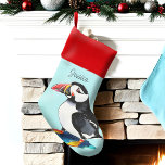 Illustration des niedlichen Wasserfarben-Atlantik- Weihnachtsstrumpf<br><div class="desc">Ein Pudgy Puffin-Vogel bringt Sie nah in die Natur für Ihre Feier, mit diesem coolen Küstenvogel Weihnachtsfest Strumpf. Dieses coole und künstlerische Puffin im Aquarellstil liegt auf einem eisblauen Hintergrund für einen einzigartigen Wintery-Kontrast zum festlichen Rotschnitt. Das ist eine wunderschöne personalisierte Dekoration für das Nordstrandhaus und den Winterfreund der Vogelbeobachtung....</div>