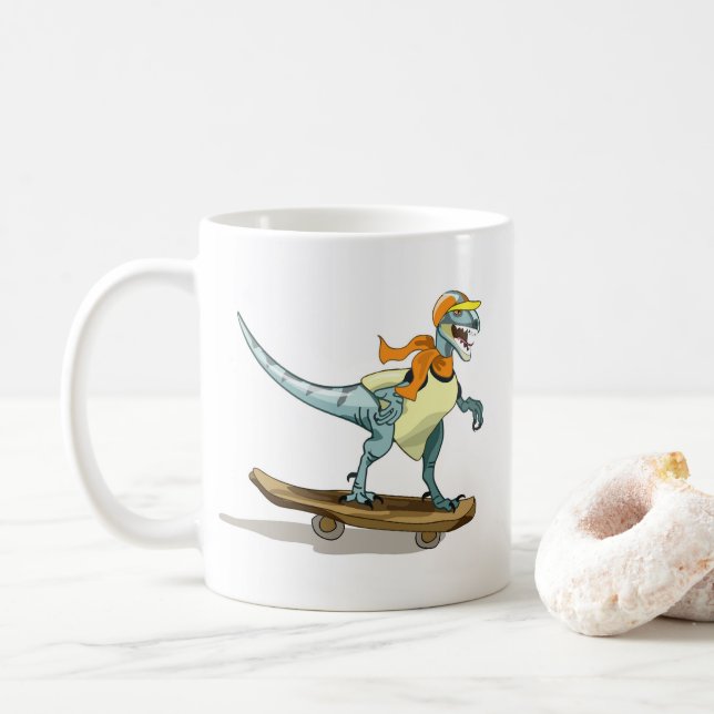 Illustration eines Raptor Skateboarding. Kaffeetasse (Mit Donut)