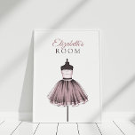 Illustration nach Maß, Kleid auf Mannequin Poster<br><div class="desc">Diese Custom Fashion Illustration,  Pink Dress on a Mannequin ist ideal,  um Ihre einzigartige stilvolle Wanddekoration zu schaffen.</div>