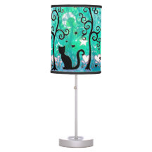 Illustration niedlicher Katzen und Curly-Bäume