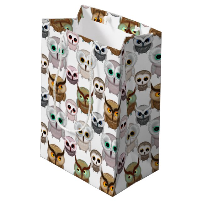 Illustriertes Owls-Muster Mittlere Geschenktüte (Rückseite Schrägansicht)