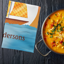 Illustriertes Segelboot auf dem Wasser Monsunaufga Geschirrtuch