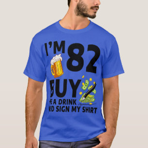 Im 82 kaufe mir ein Getränk und unterschreibe mein T-Shirt