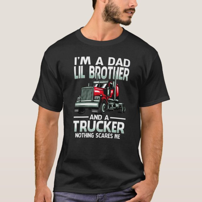 I'm A Dad Lil Brother And A Trucker Nothing Scares T-Shirt (Vorderseite)