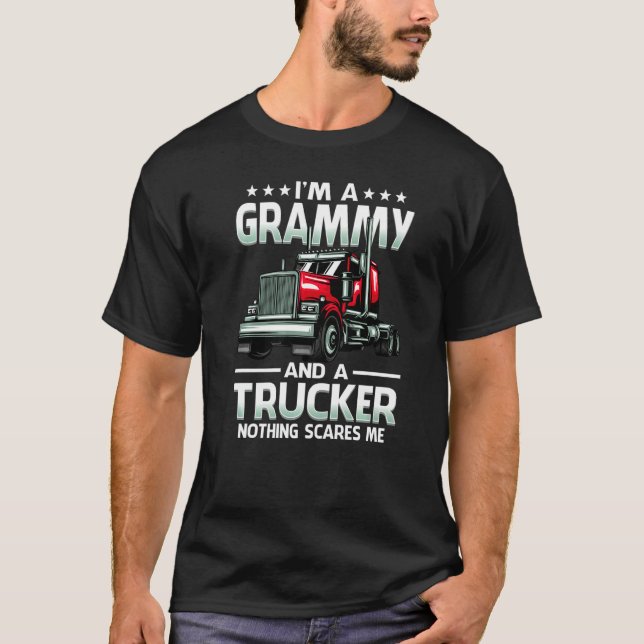 I'm A Grammy And Trucker Nothing Scares Me Mother' T-Shirt (Vorderseite)