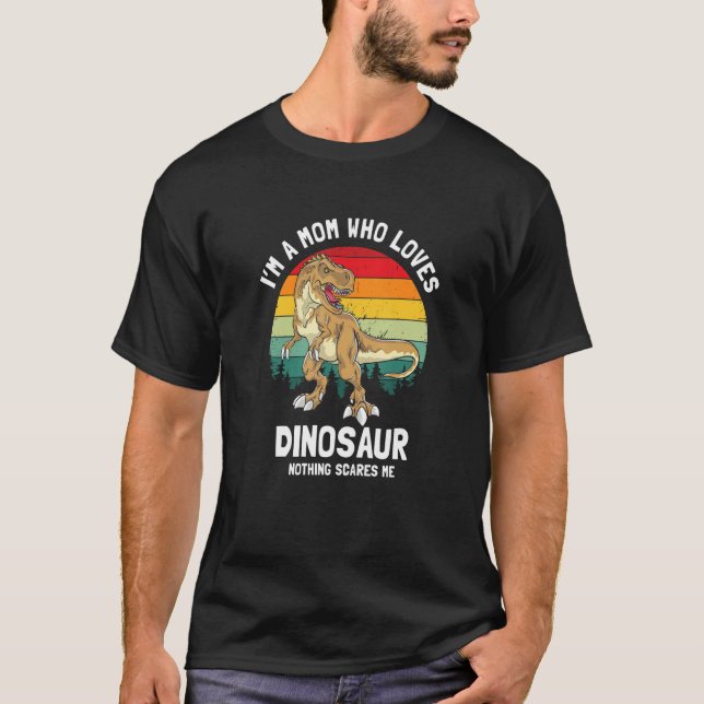 I'm a Mom Who Loves Dinosaur Nothing Scares Me Ret T-Shirt (Vorderseite)