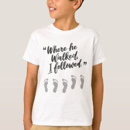 Im Anschluss an seine Schritte T-Shirt