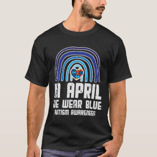 Im April tragen wir blauen Regenbogen Herz Autismu T-Shirt
