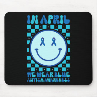 Im April tragen wir Blue Retro Groovy Autism Aware Mousepad
