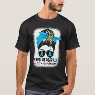 Im April tragen wir einen blauen, gebleichten, uno T-Shirt