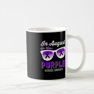 Im August tragen wir eine Lila Sonnenbrille Überdo Kaffeetasse
