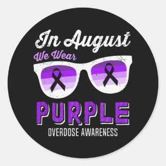 Im August tragen wir Lila Schläge Überdosierungswa Runder Aufkleber