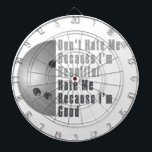 Im Beautiful Im Good Bowling Gray Dartscheibe<br><div class="desc">Bowling Ball Art Don’t Hate Me, weil ich gute T - Shirt, Geschenke und Accessoires bin, die vom ITD Sports Center kreiert wurden, zeigen unsere originellen Kunstwerke eines halben rosa Kegelballes auf der links Seite, mit den Worten in Rosa und Dunkelrosa auf der rechten Seite, Hasse mich nicht, weil ich...</div>