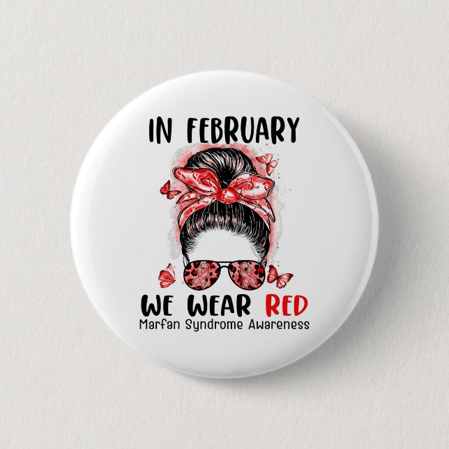 Im Februar tragen wir das Red Messy Bun Marfan Syn Button (Vorderseite)