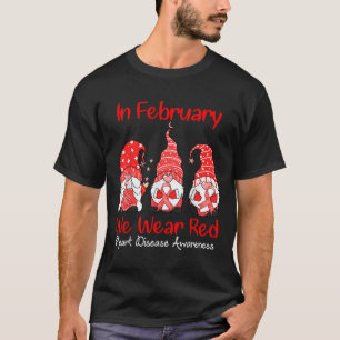 Im Februar tragen wir drei rote Gnomen Herzerkrank T-Shirt