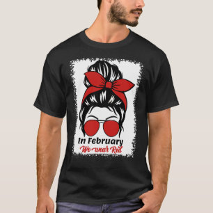Im Februar tragen wir eine rote Messy Bun Herzerkr T-Shirt