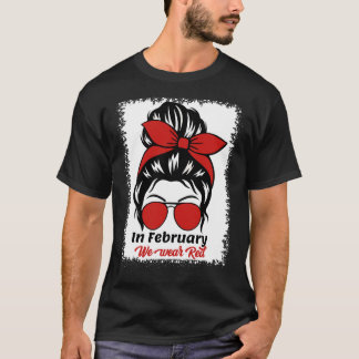 Im Februar tragen wir eine rote Messy Bun Herzerkr T-Shirt