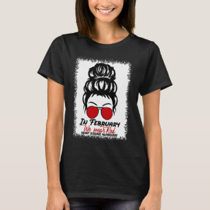 Im Februar tragen wir eine rote Messy Bun Herzerkr T-Shirt