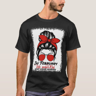 Im Februar tragen wir eine rote Messy Bun Herzerkr T-Shirt