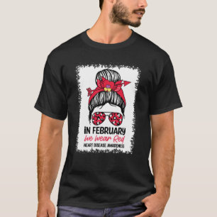 Im Februar tragen wir eine rote Messy Bun Herzerkr T-Shirt