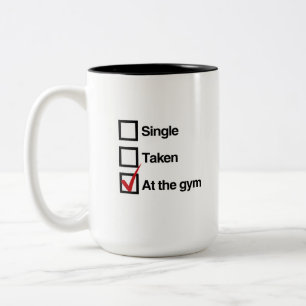 IM FITNESSSTUDIO ZWEIFARBIGE TASSE