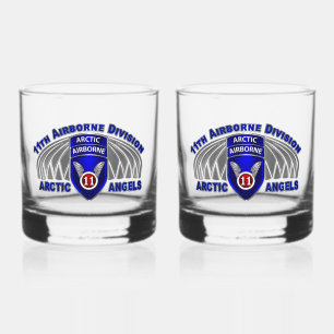 im Flugzeug Abteilung Whiskyglas